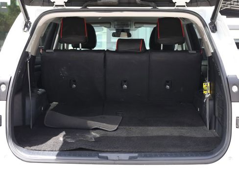 Used 2023 Toyota Highlander LE FWD image 8