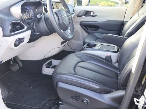 Used 2024 Chrysler Pacifica Touring-L image 4