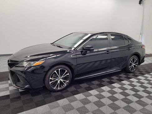 Used 2019 Toyota Camry SE FWD image 2