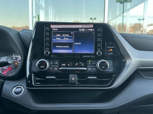 Used 2020 Toyota Highlander LE image 28