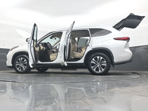 Used 2022 Toyota Highlander XLE AWD/4WD image 43