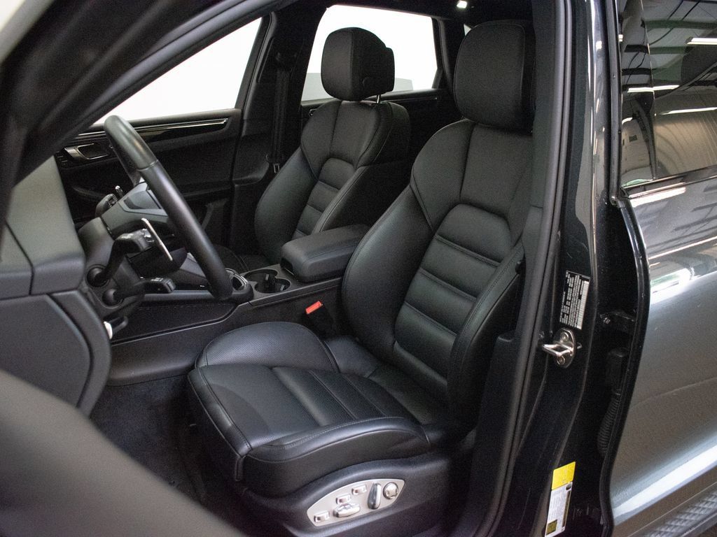 Certified 2026 Porsche Macan AWD/4WD image 5