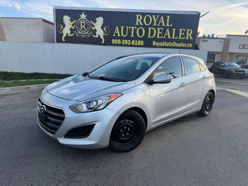 Used 2017 Hyundai Elantra GT image 1