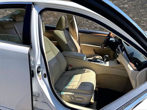 Used 2015 Lexus ES 300h w/ Navigation System Package FWD image 7