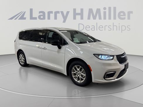 Used 2025 Chrysler Pacifica Select FWD image 7