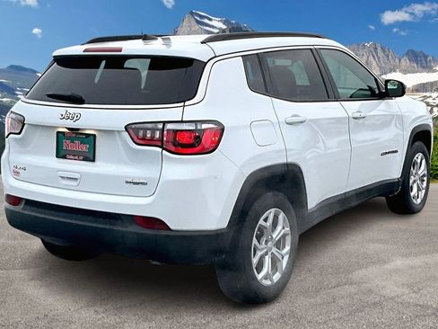 Used 2024 Jeep Compass Latitude image 2