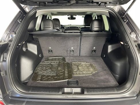 Used 2019 Jeep Cherokee Latitude Plus w/ Comfort/Convenience Group image 18