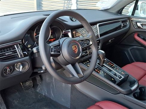 New 2025 Porsche Macan image 4
