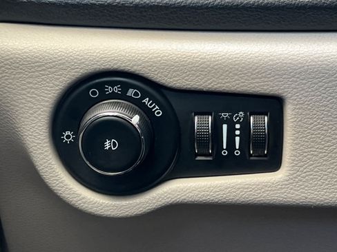 Used 2021 Chrysler Pacifica Touring w/ Uconnect Theater Family Group FWD image 32