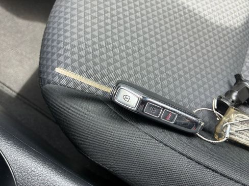 Used 2025 Kia Soul LX w/ LX Technology Package FWD image 21