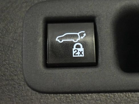 Used 2024 Toyota Sienna XLE FWD image 35