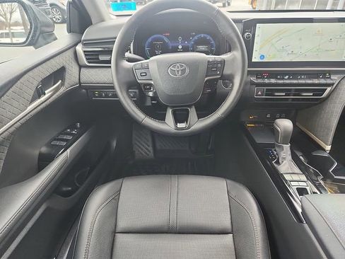 Used 2025 Toyota Camry XLE image 9