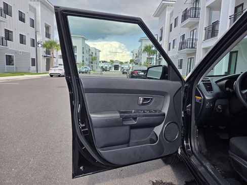 Used 2011 Kia Soul + w/ Audio Pkg FWD image 31