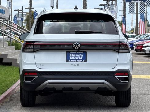 Used 2025 Volkswagen Taos SE FWD image 5