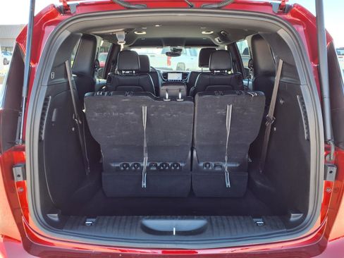 Used 2025 Chrysler Pacifica Select image 19
