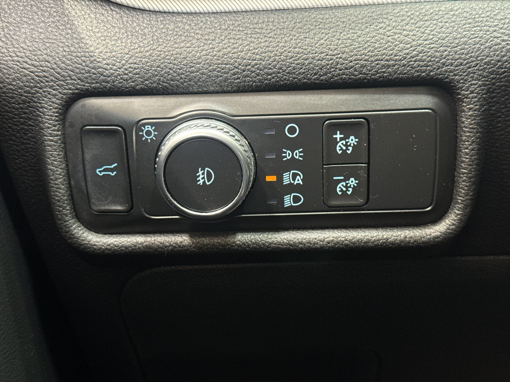 Used 2020 Ford Explorer XLT w/ Equipment Group 202A AWD/4WD image 35