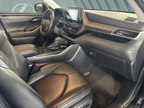 Used 2022 Toyota Highlander XLE AWD/4WD image 26