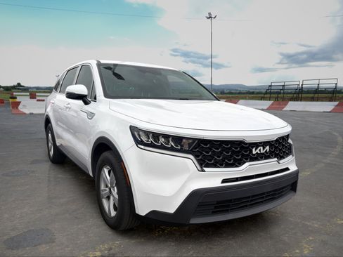 Certified 2022 Kia Sorento LX FWD image 2
