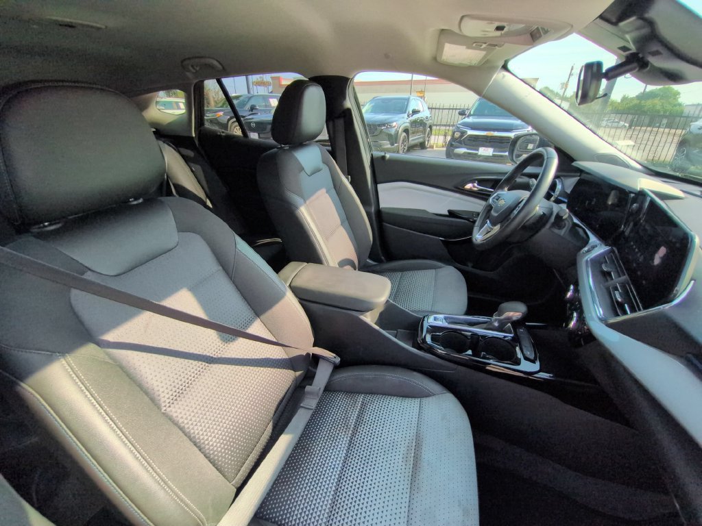 Used 2025 Chevrolet Trax LT w/ LT Convenience Package FWD image 30