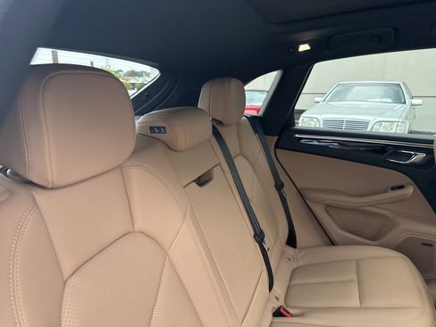 Used 2025 Porsche Macan image 31