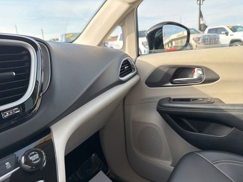 Used 2024 Chrysler Pacifica Touring-L image 35