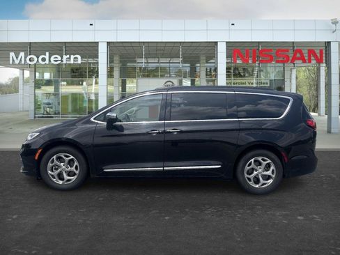 Used 2023 Chrysler Pacifica Limited FWD image 2