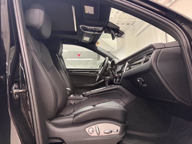 Certified 2026 Porsche Macan AWD/4WD image 26
