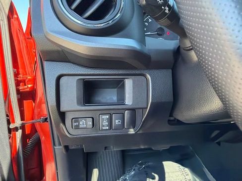Used 2018 Toyota Tacoma TRD Off-Road w/ TRD Premium Off Road Package AWD/4WD image 25