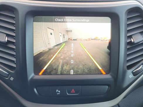 Used 2017 Jeep Cherokee Latitude w/ Comfort/Convenience Group image 17