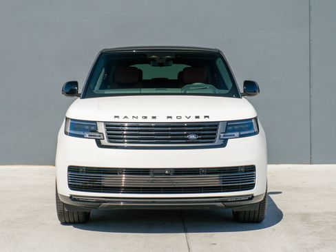Used 2024 Land Rover Range Rover SV AWD/4WD image 4