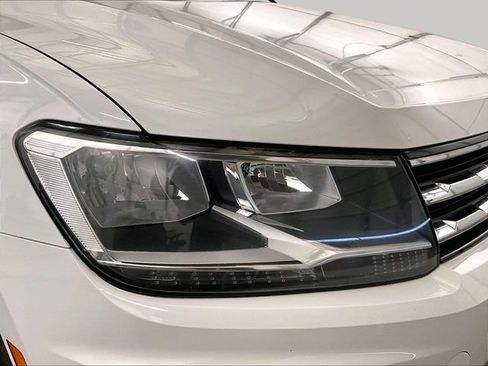 Used 2018 Volkswagen Tiguan SEL FWD image 27