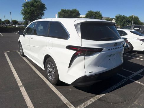 Used 2024 Toyota Sienna LE AWD/4WD image 5
