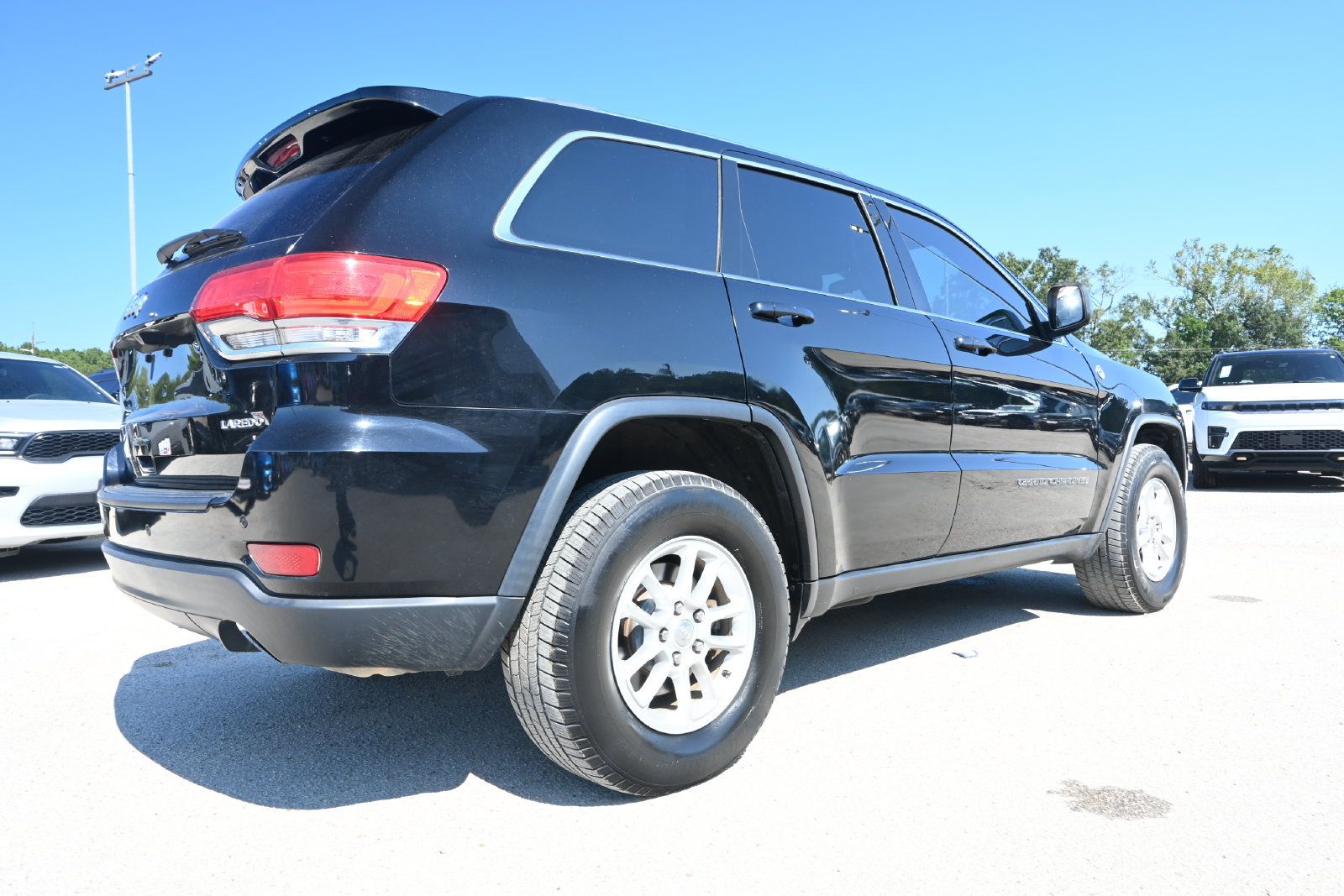 Used 2018 Jeep Grand Cherokee Laredo AWD/4WD image 2