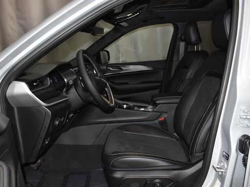 New 2025 Jeep Grand Cherokee Altitude image 10