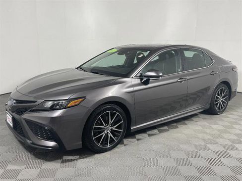 Used 2022 Toyota Camry SE w/ Cold Weather Package FWD image 3