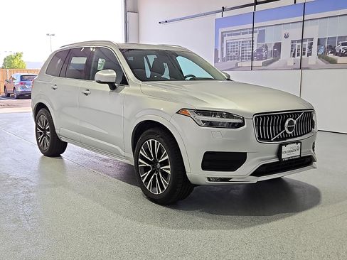 Used 2022 Volvo XC90 T6 Momentum image 4