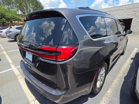 Used 2022 Chrysler Pacifica Touring-L FWD image 10
