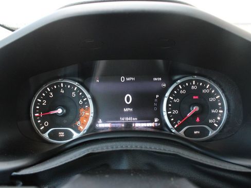 Used 2016 Jeep Renegade Trailhawk w/ Premium Trailhawk Package AWD/4WD image 9