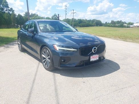 Used 2021 Volvo S60 T5 Momentum AWD/4WD image 1