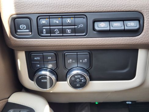 Used 2022 GMC Yukon XL Denali AWD/4WD image 19