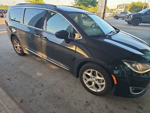 Used 2017 Chrysler Pacifica Touring-L w/ Tire & Wheel Group FWD image 20