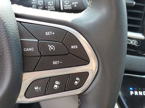 Used 2023 Chrysler Pacifica Touring-L FWD image 27