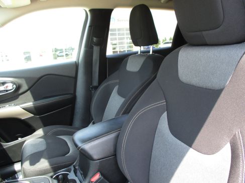 Used 2018 Jeep Cherokee Latitude FWD image 29