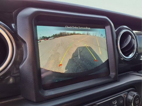 Used 2022 Jeep Wrangler Unlimited Sahara AWD/4WD image 8