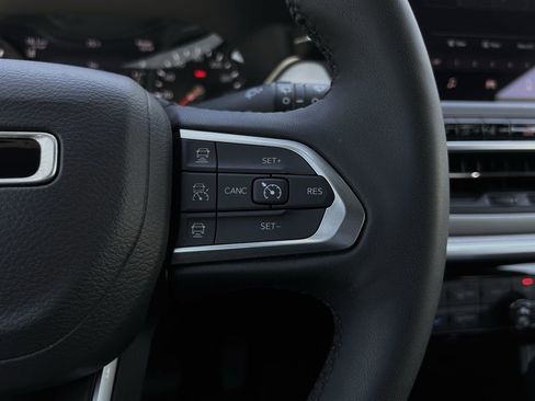 Used 2025 Jeep Compass Limited image 16