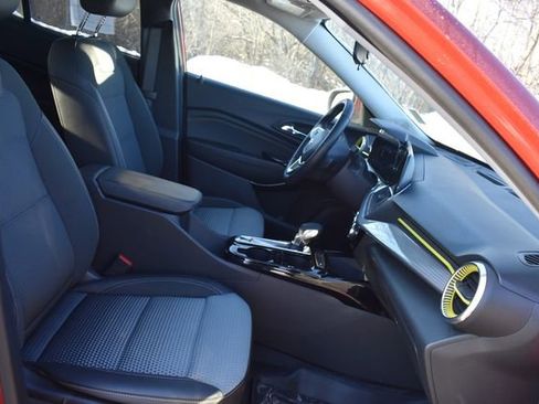 Certified 2024 Chevrolet Trax LT w/ Driver Confidence Package image 12