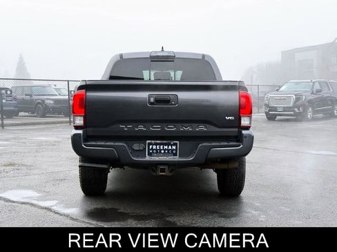 Used 2017 Toyota Tacoma TRD Off-Road image 5