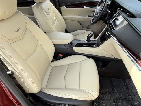 Used 2018 Cadillac XT5 Luxury w/ Driver Awareness Package image 10