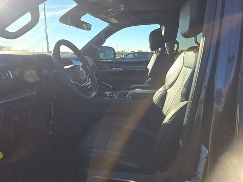Used 2024 Jeep Wagoneer Series III w/ Premium Group I AWD/4WD image 7
