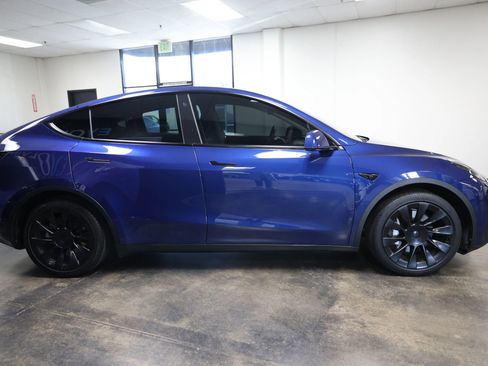 Used 2022 Tesla Model Y Long Range image 7